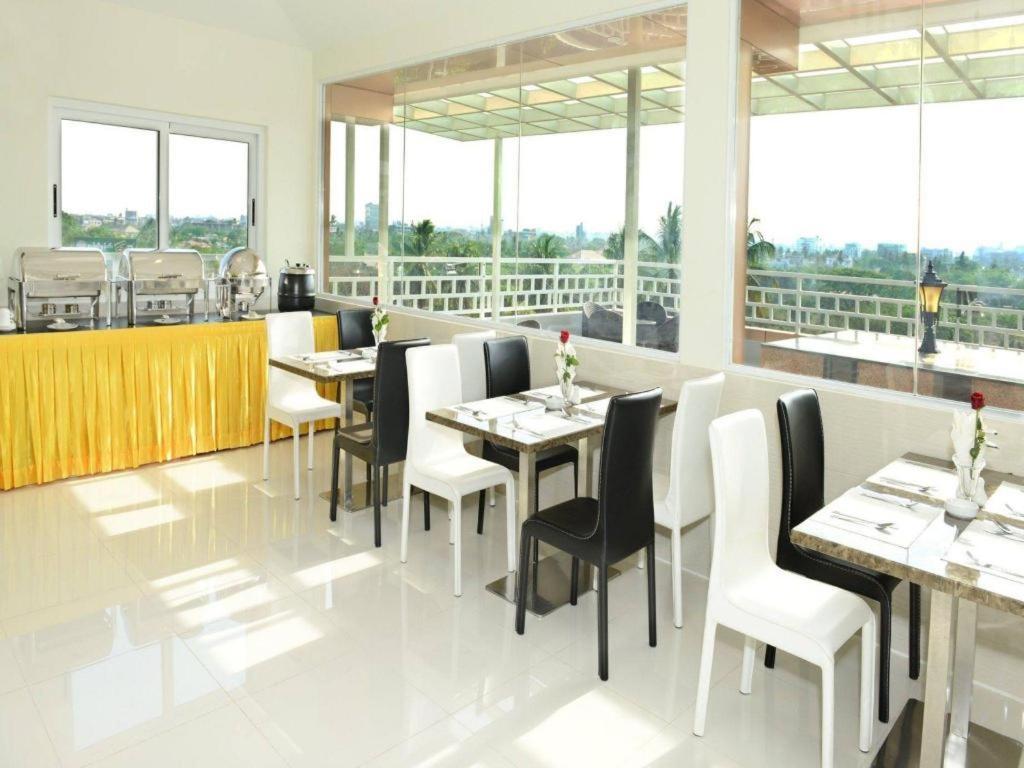 8Day Hotel Yangon Exterior foto