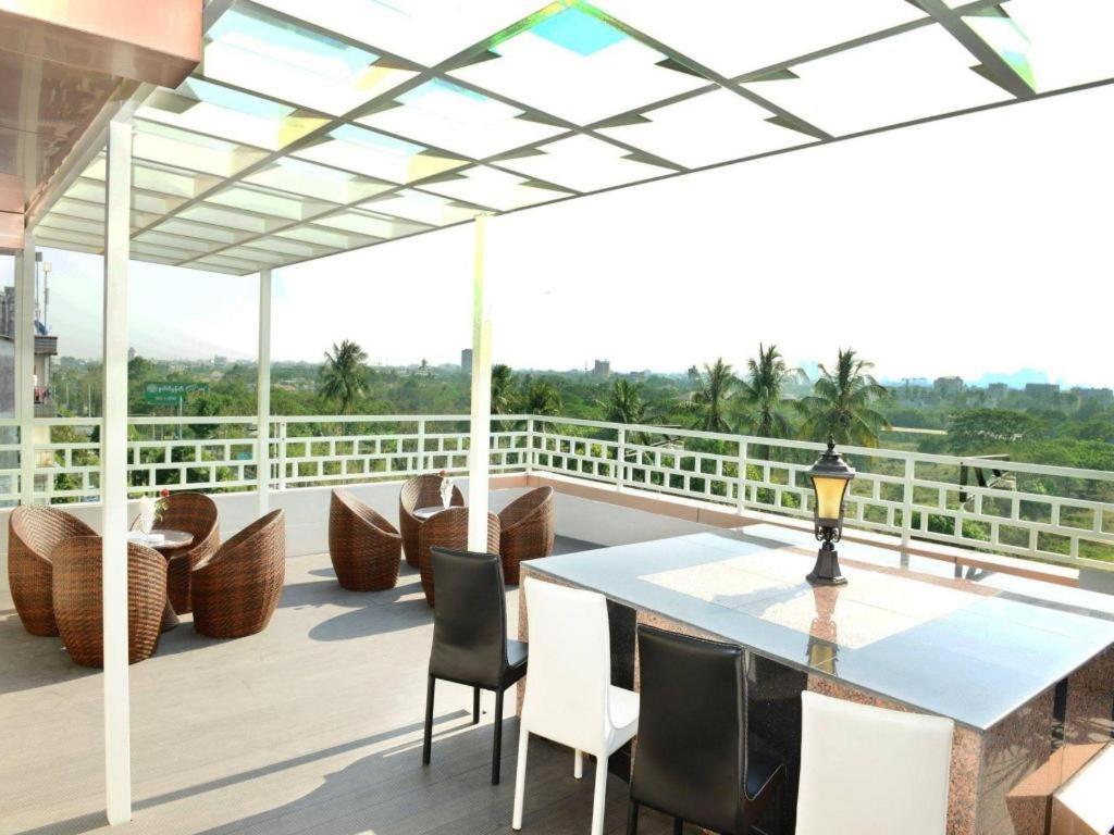 8Day Hotel Yangon Exterior foto